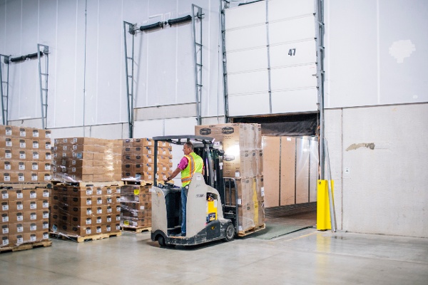 Verst_Fulfillment_ForkliftCasePicking_176-1